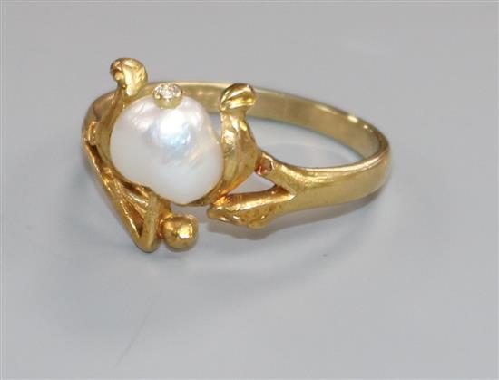 An early 20th century Art Nouveau 18ct gold and heart shaped baroque cultured? pearl set ring, size R/S.